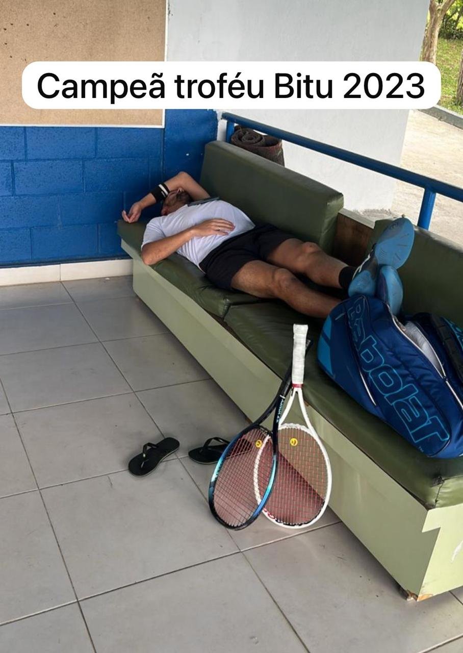 Rafael Bidu dormindo no sofá da academia, com as raquetes no chão