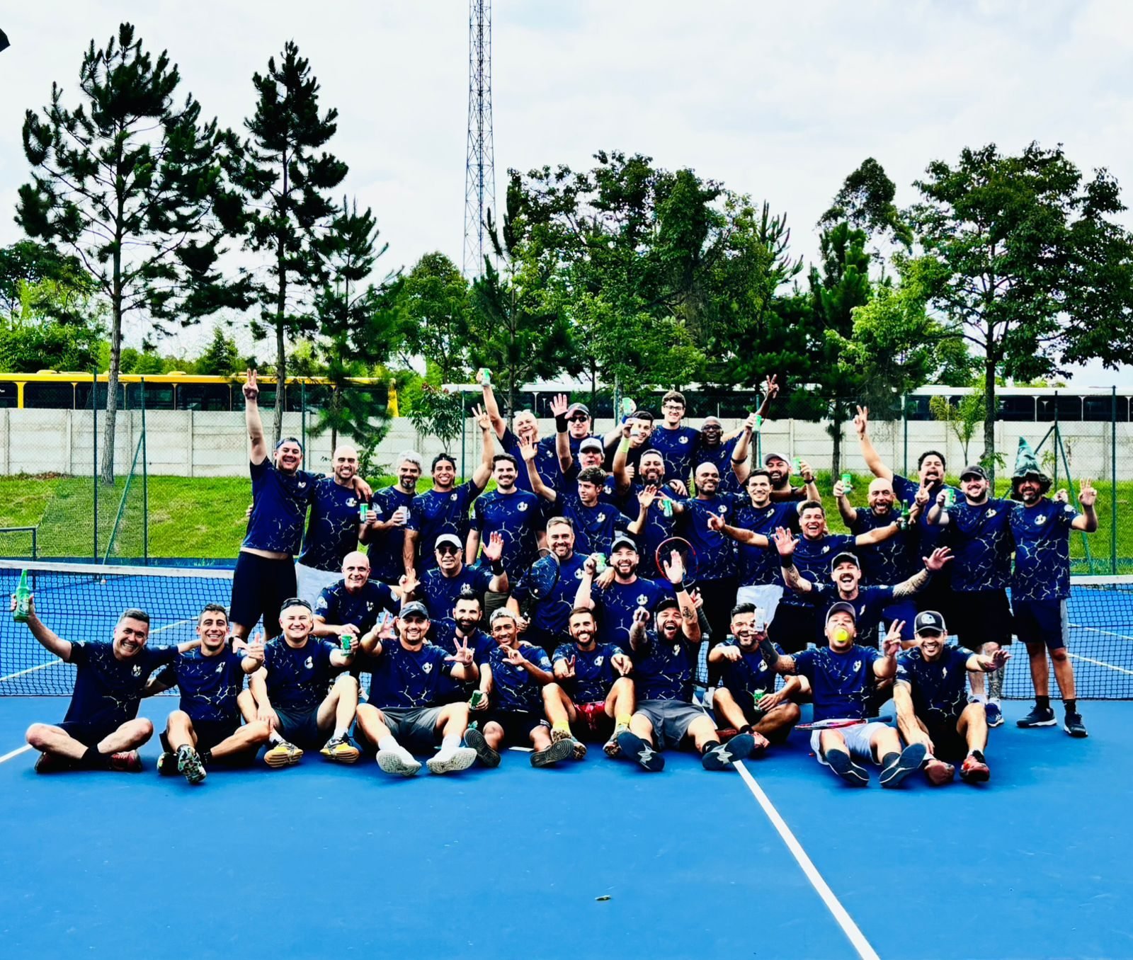 A galera reunida na quadra azul