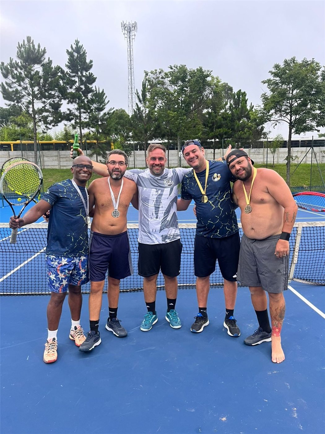 Amigos com medalha e cerveja na rede